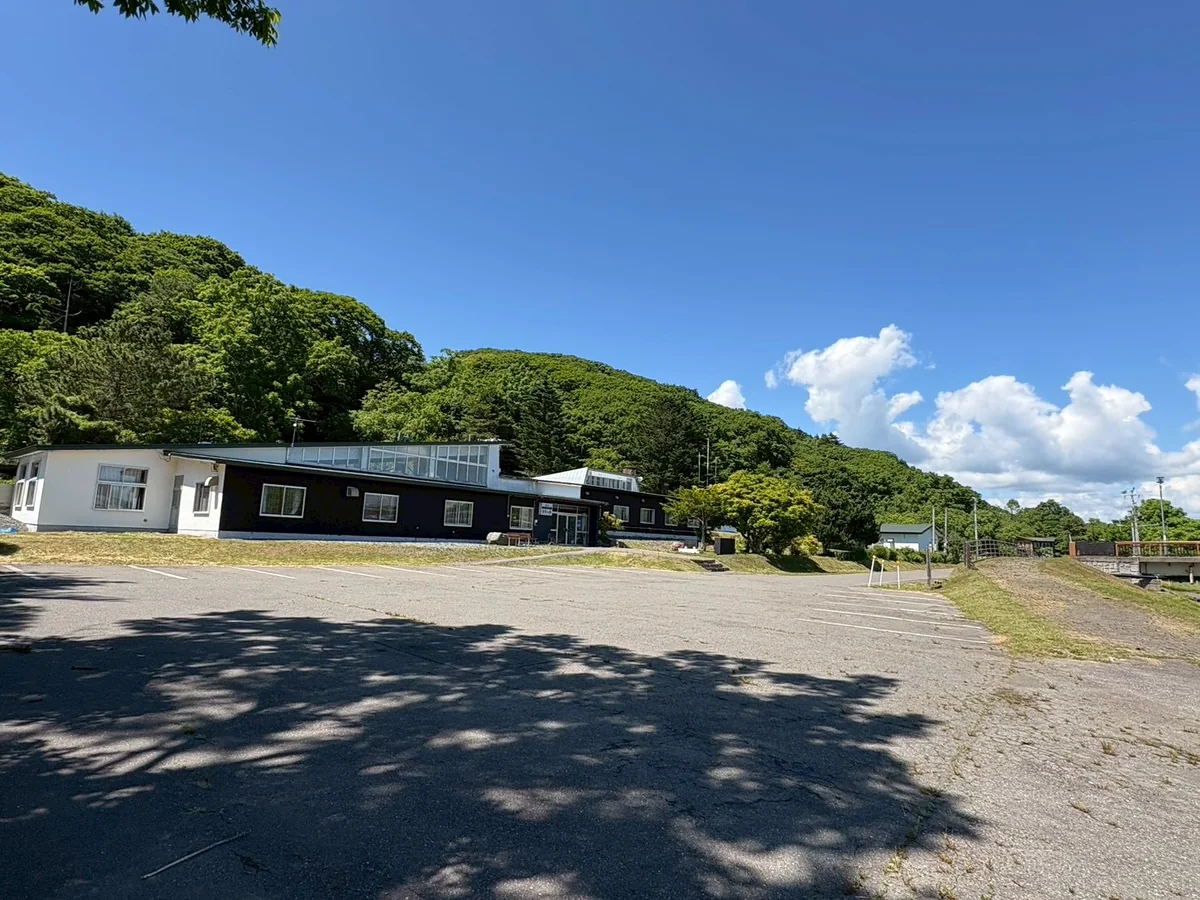 施設前の敷地と駐車エリア