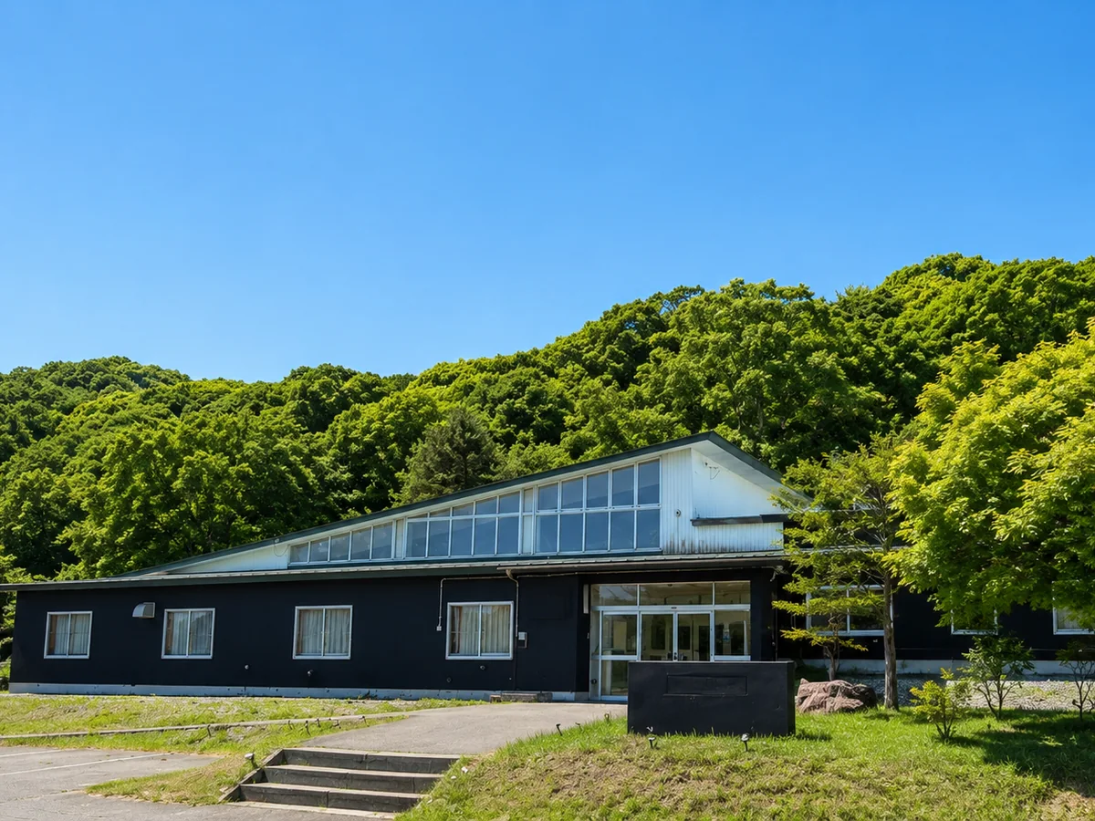 施設の外観と敷地側の実在風景