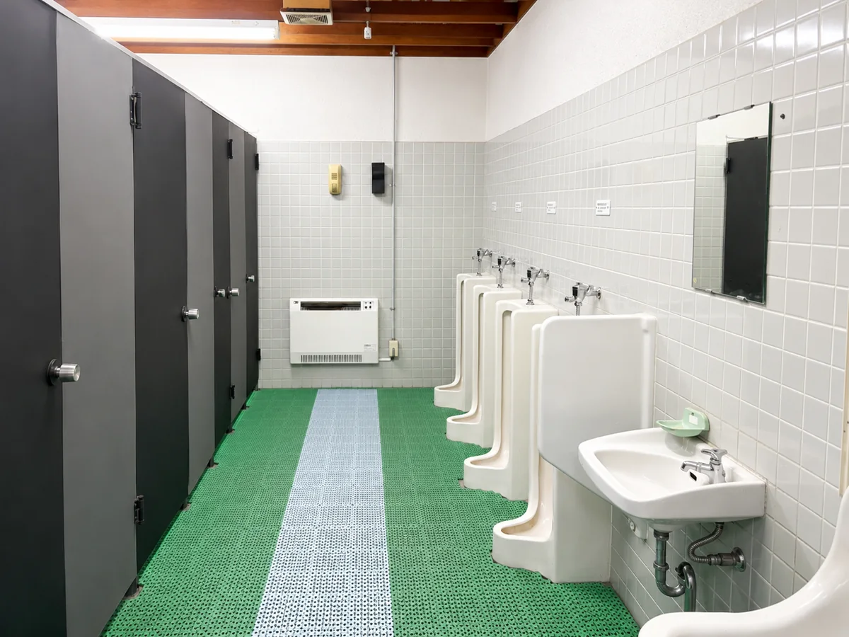 施設の共用トイレ男子区画