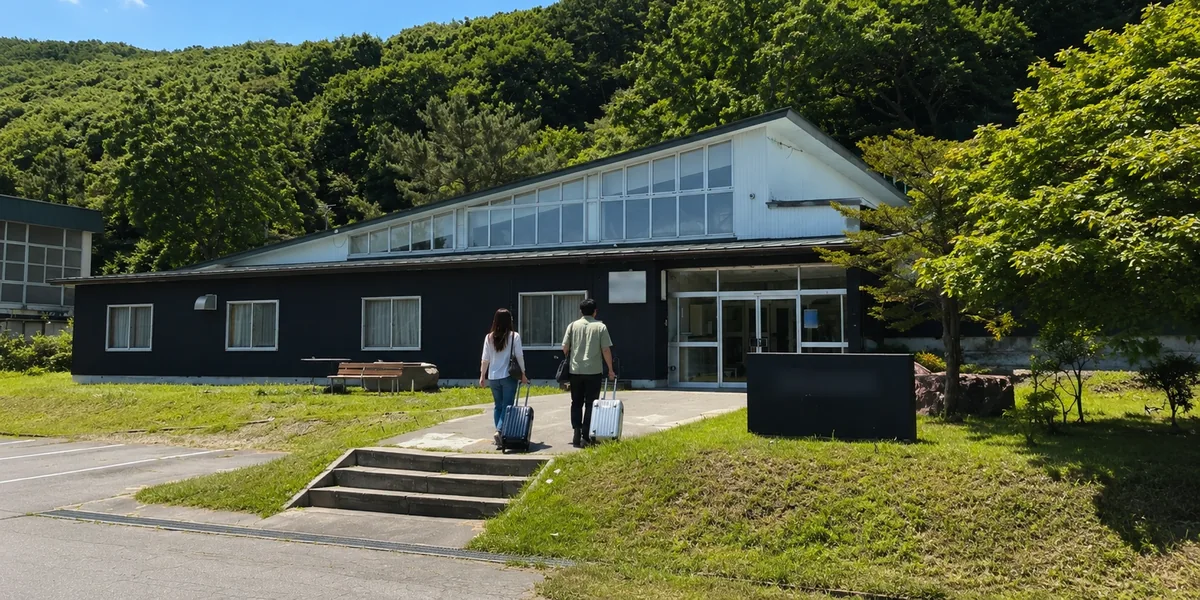 荷物を持って施設へ到着する一般宿泊の利用イメージ